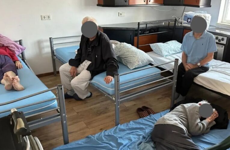 Bătrâni găsiţi legaţi, înfometaţi şi ascunşi în subsoluri: Aproape 100 de vârstnici salvați dintr-un nou „azil al groazei”, în Timiș